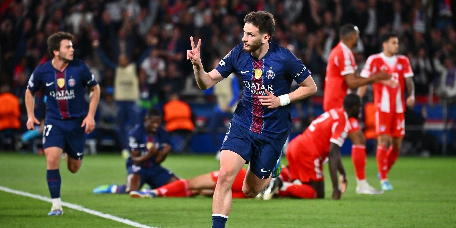 Un joueur du PSG célèbre un but contre le Bayern Munich en Ligue des Champions