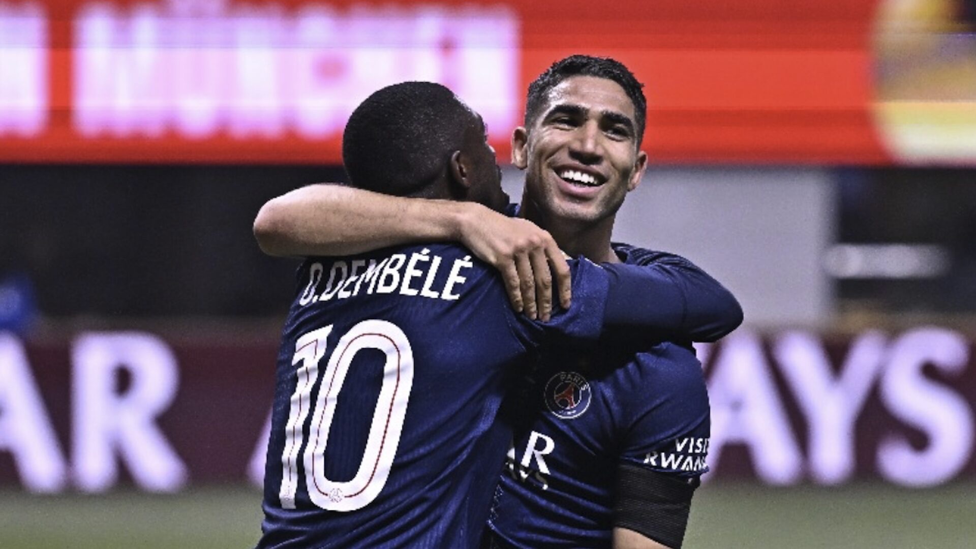 Hakimi et Dembélé s'enlacent après un but