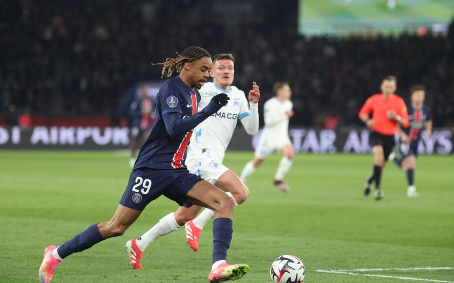 Barcola accélère balle au pied face à l'OM
