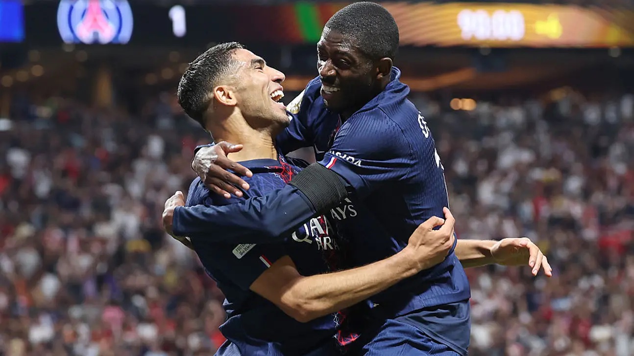 Hakimi et Dembélé célèbrent un but sous les projecteurs